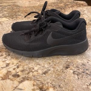 Kids Nike Tanjun Sneaker - size 4.5 youth - black